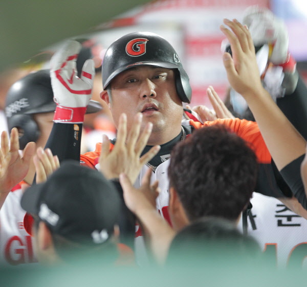 최준석선수의 동점 투런홈런